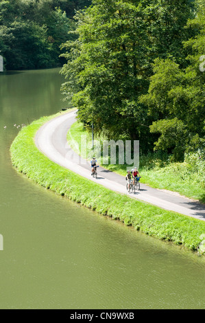 Frankreich, Ardennen, Radfahrer auf dem grünen Weg führt entlang der Maas von Charleville Mezieres zu Givet Stockfoto