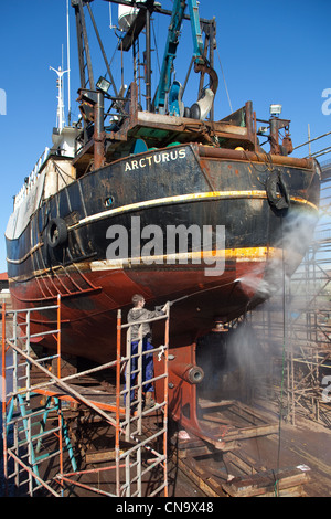 Spay, Reinigung der Trawler Rumpf auf den Helligen in Reparaturwerften in Peterhead Hafen Scotland UK Stockfoto