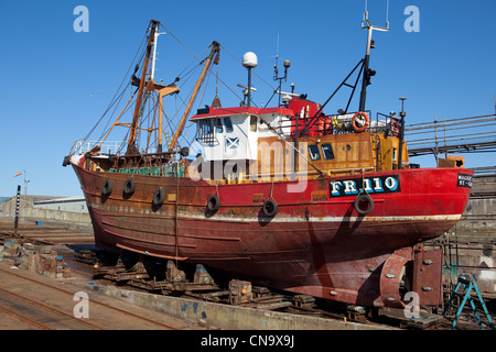 Trawler auf den Helligen in Reparaturwerften in Peterhead Hafen Scotland UK Stockfoto