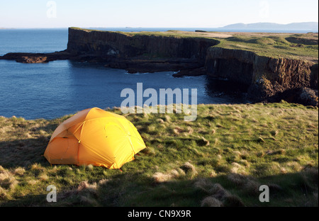 Gelbe Zelt auf der unbewohnten Insel Staffa in den Inneren Hebriden in Schottland Stockfoto