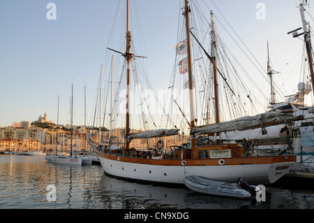 Eine Charter-Yacht ankern Le Don Du Vent im alten Hafen von Marseille, Frankreich Stockfoto