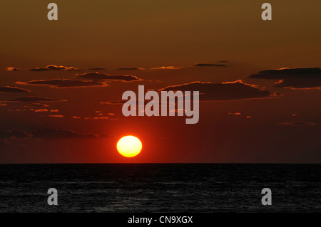 Sonnenuntergang über dem Mittelmeer bei Marseille auf der Südküste von Frankreich Stockfoto