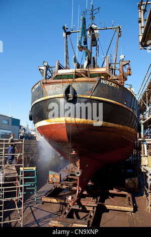 Spay, Reinigung der Trawler Rumpf auf den Helligen in Reparaturwerften in Peterhead Hafen Scotland UK Stockfoto