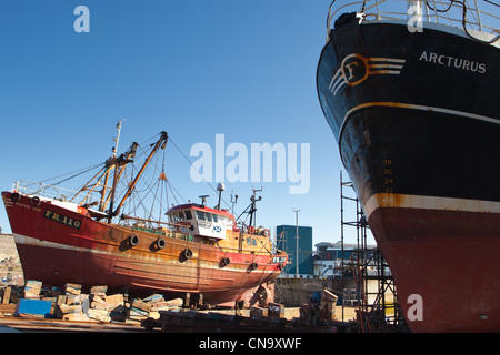 Trawler auf den Helgen, in Reparatur Yards am Hafen Peterhead Schottland Großbritannien Stockfoto