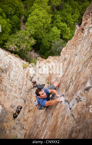 Rock Climber Skalierung Boulder knacken Stockfoto