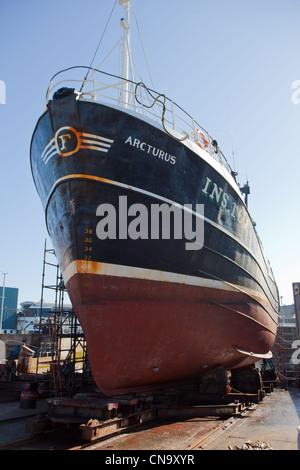 Trawler auf den Helgen, in Reparatur Yards am Hafen Peterhead Schottland Großbritannien Stockfoto