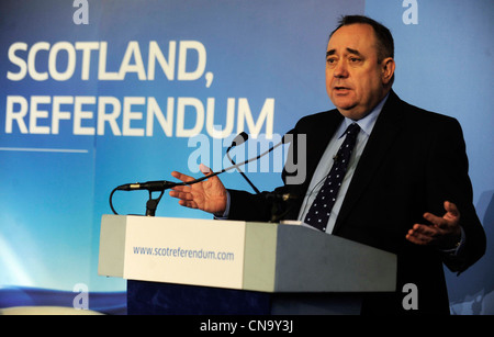 Schottische erste Minister Alex Salmond startet die SNP-Pläne für ein Referendum über die schottische Unabhängigkeit am Edinburgh Castle. Stockfoto