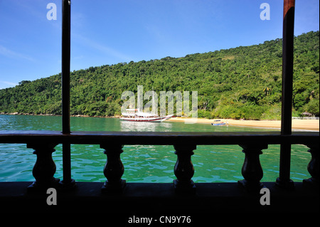 Brasilien, Rio de Janeiro Zustand, Paraty, Kreuzfahrt auf traditionellen Boot in der Bucht von Paraty Stockfoto