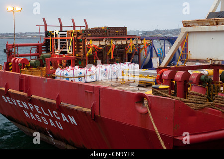 Öl-Versorgungsschiff laden Fracht für Nordsee-Bohrinseln in Peterhead dockt Scotland UK Stockfoto