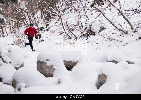 Mann läuft in Schneelandschaft Stockfoto