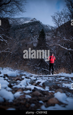 Mann läuft in Schneelandschaft Stockfoto