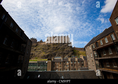 Das Edinburgh Castle aus einer Wohnung in der Altstadt in der Nähe von Grass Markt übernommen. Stockfoto