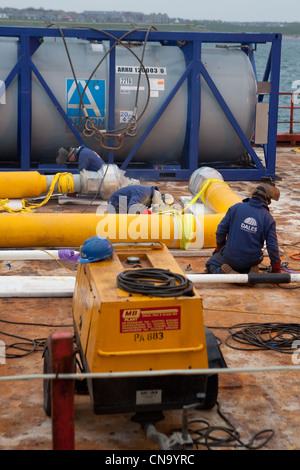 Schweißer an Bord Öl liefern Behälter Schweißen von Rohrleitungen. Peterhead.UK Stockfoto