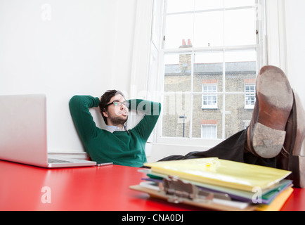 Entspannung am Schreibtisch im Büro Geschäftsmann Stockfoto