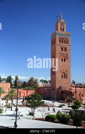 Das Minarett der Koutoubia-Moschee auf Avenue Mohammed 5; gegen Schnee begrenzt hohe Atlasgebirge, Marrakesch, Marokko, Afrika Stockfoto