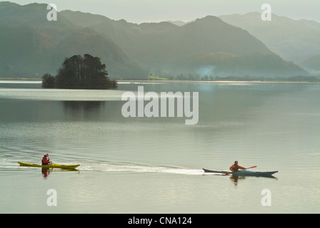 Zwei Kanus am Derwent Wasser in der Nähe von Keswick Cumbria Lake District England UK GB EU Europa Stockfoto