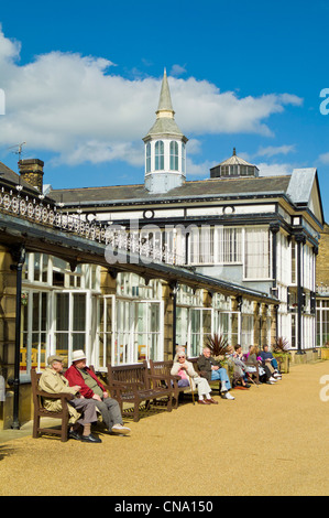 Leute sitzen außerhalb der Wintergarten im Pavillion Garten parken Buxton Spa Derbyshire Peak District England UK GB EU Europa Stockfoto