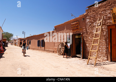 Chile, Antofagasta Region, Altiplano, San Pedro de Atacama, Radfahren in einem Restaurant in der Caracoles Straße die Hauptstraße von Stockfoto