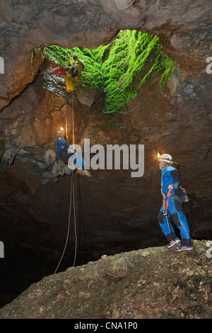 Frankreich, Menge, Senaillac, Einführung in die Höhlenforschung mit Fabien Pinier Senaillac des Abgrunds, runter in den Abgrund, der Lichtkegel Stockfoto