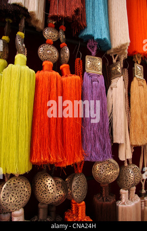 Seidene Fäden/Kordeln hängen zum Verkauf in einem Kurzwaren Souk, Marrakesch, Marokko, Nordafrika Stockfoto