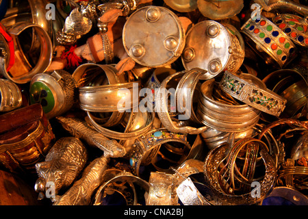 Gewirr von Gold farbige Armbänder/Armreifen für Verkauf in einem Schmuck-Souk, Marrakesch, Marokko, Nordafrika Stockfoto