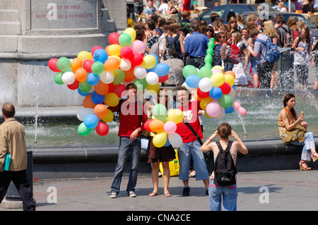 Frankreich, Nord, Lille, junge Touristen und bunten Luftballons vor dem Brunnen der Göttin auf der Place du General de Stockfoto