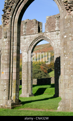 Blick durch Bögen Llanthony Priorat (CADW) Monmouthshire Wales Stockfoto