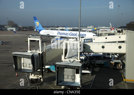 THOMAS COOK-Flugzeug am GATE MANCHESTER Flughafen-TERMINAL 1 01 März 2012 Stockfoto