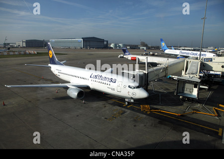 LUFTHANSA BOEING 737 300 & THOMAS COOK Flugzeuge am Tor MANCHESTER Flughafen-TERMINAL 1 01 März 2012 Stockfoto