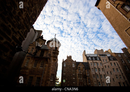 Altbauten mit dynamischen Himmel genommen aus einem niedrigen Winkel in Edinburgh, Schottland. Stockfoto