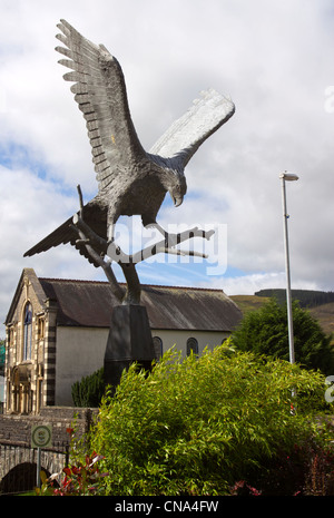 Rotmilan-Skulptur, "Spirit in the Sky" in Llanwrtyd Wells, Powys, Wales UK. Stockfoto