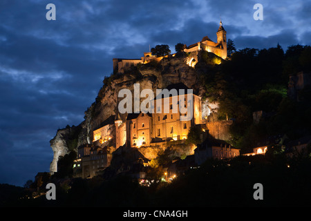 Frankreich, Lot, Rocamadour, das Bergdorf und die Stadt und seine religiöse Schreine, dominiert von der Burg, Nachtansicht Stockfoto