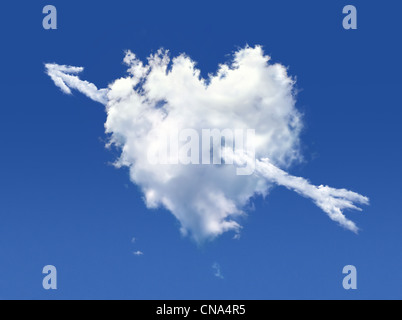 Flauschige Wolke von der Form des Herzens, auf einem tiefblauen Himmel. Stockfoto
