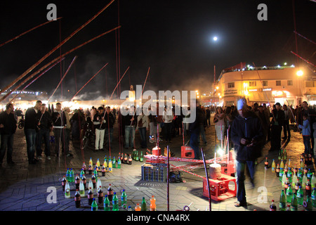 Die Marokkaner spielen hoopla mit Angelruten über Plastikflaschen in der Nacht im Platz Djemaa el-Fna, Marrakech, Marokko, Nordafrika Stockfoto