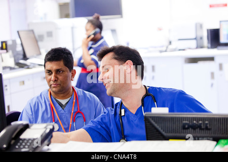 Zwei Notaufnahme Ärzte diskutieren eine Fall UK Stockfoto