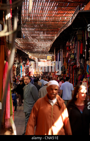 Eine schmale Gasse in einem Rohrstock überdachte Souk im Herzen der Medina in Marrakesch, Marokko, Nordafrika Stockfoto