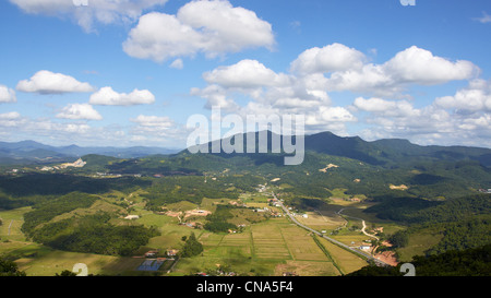 Landschaft im mittleren Tal des Flusses Itajai Stockfoto