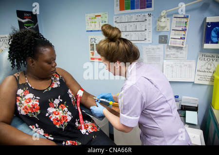 Eine schwangere Frau hat ihre 3-monatige Kontrollen UK Stockfoto