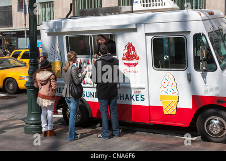 Ein Eisverkäufer Lkw verkauft Eis auf der 42nd Street in New York City Stockfoto