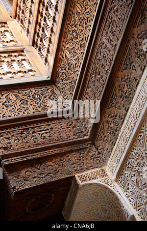 Detail der Stuck und Holzschnitzerei im Hof des Ali Ben Youssef Medersa/Moschee in Marrakesch, Marokko Stockfoto