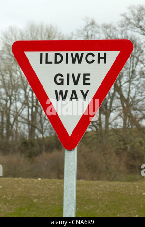 Ildiwich, Vorfahrt Verkehrszeichen auf Walisisch und Englisch, Wales UK. Stockfoto