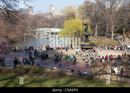 Menschen genießen Sie die Umgebung von Bethesda Fountain im Central Park an einem warmen Spätwinter Tag in New York City. Stockfoto