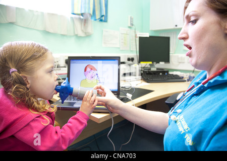 Ein junges Mädchen erfährt eine Spirometrie Lungenfunktionstest UK Stockfoto
