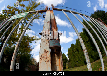 Tor mit Vorhängeschloss an einem schönen Herbsttag (absichtlich Distorterd Bildern, aufgenommen mit einem fisheye-Objektiv) Stockfoto