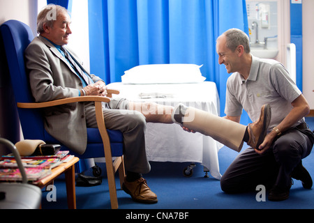 Ein Mann ist mit seiner Prothese UK geholfen. Stockfoto