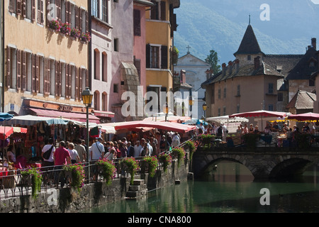 Frankreich, Haute Savoie, Annecy, Quai de l'Eve Che ein Markttag und der Palais de l ' Ile auf Thiou Stockfoto