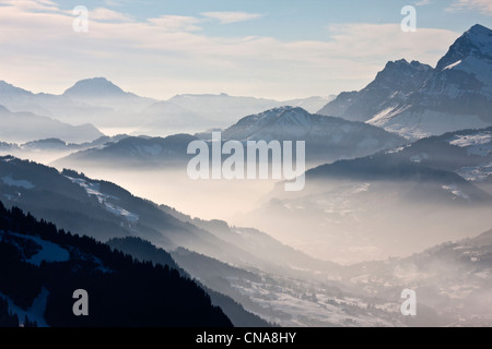 Frankreich, Haute Savoie, Megeve, Blick auf die Alpen und das Tal von der Terrasse des Chalet Höhe, 1850 die ideale restaurant Stockfoto