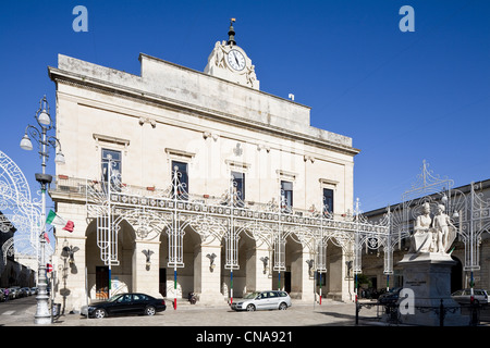 Italien, Apulien, Lecce Provinz, Maglie, Aldo Moro Platz, Rathaus aus dem 19. Jahrhundert mit Statue gewidmet Francesca Capece Stockfoto