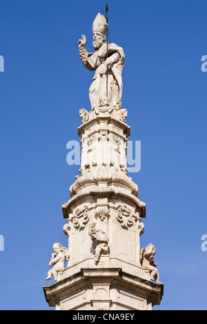 Italien, Apulien, Brindisi Provinz, Ostuni, Liberta Square, barocke Turmspitze auf Sant'Oronzo, in Anerkennung der Schutzpatron der Stockfoto