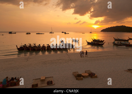 Blick auf den Sonnenuntergang vom sunset Beach auf Koh Lipe Island, Thailand Stockfoto